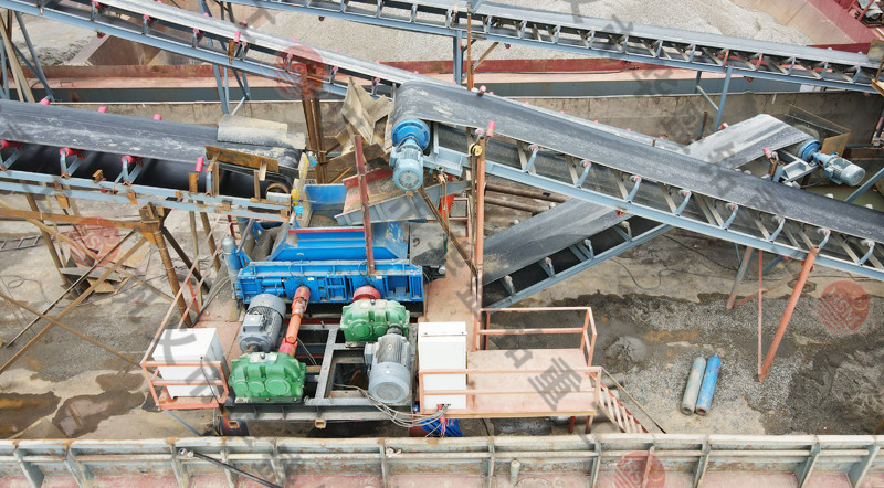 全自動液壓對輥制砂機現場